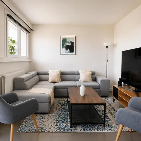 Magnifique 2 Pieces Avec Piscine Au 15e * Parijs